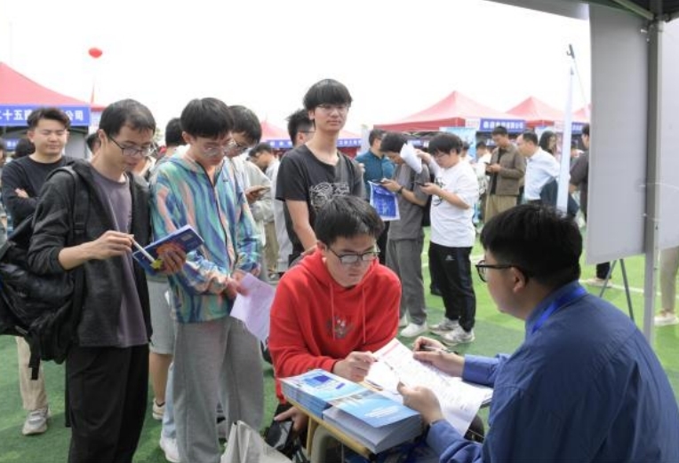 裸聊直播
举办春季大型招聘会