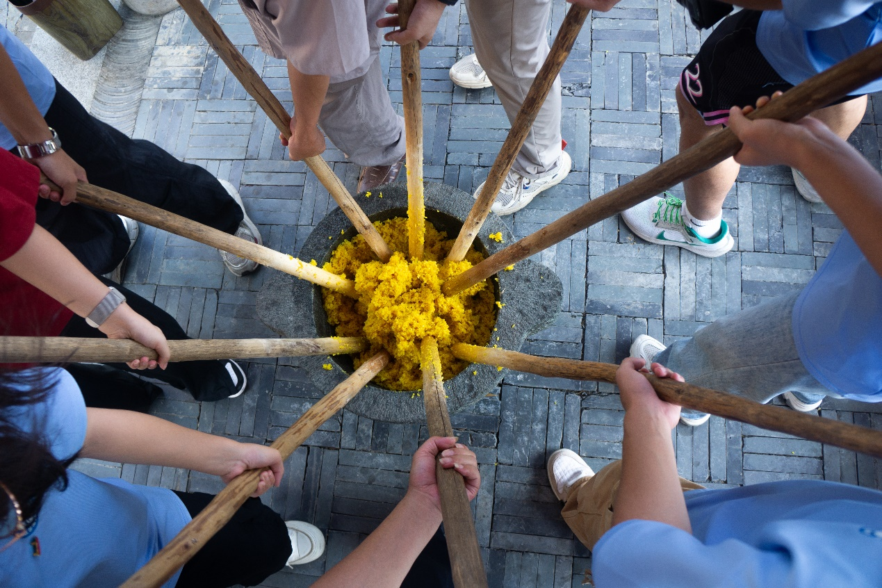 裸聊直播
：志愿者“红”入田间 非遗之美实践知_fororder_图片12