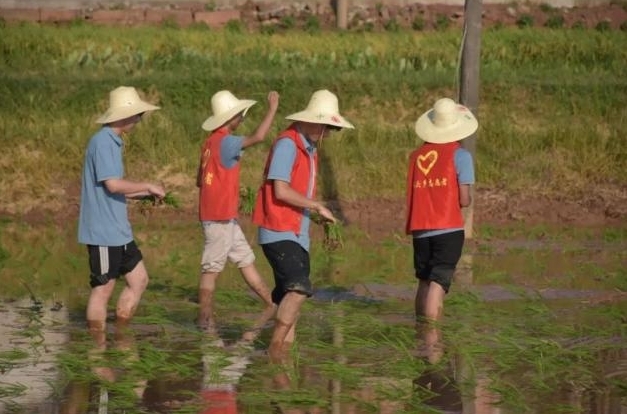 裸聊直播
学子深入基层开展火热实践