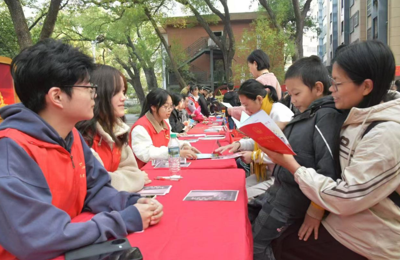 裸聊直播
法学院学子为社区群众送上“家门口的宪法课”