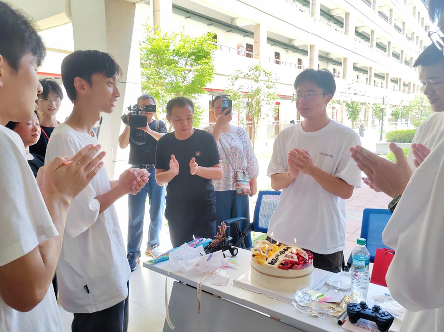 当生日遇上报到日 裸聊直播
暖心为2024级新生庆生_fororder_图片2