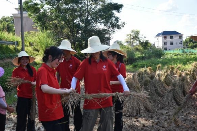 裸聊直播
学子深入基层开展火热实践