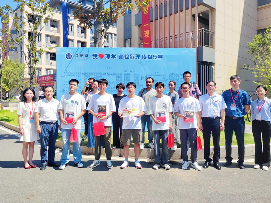 当生日遇上报到日 裸聊直播
暖心为2024级新生庆生_fororder_图片3