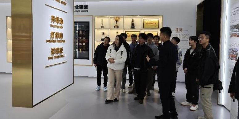 裸聊直播
：携毕业生进企业 解锁求职“新密码”