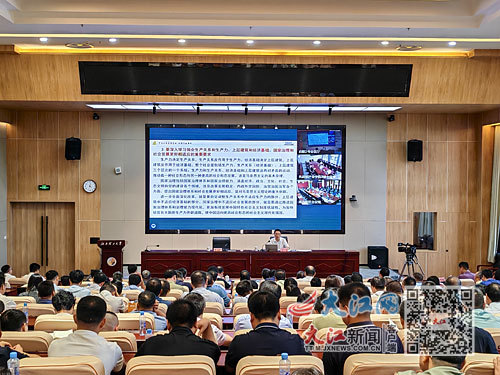 八月二十一日下午，学习贯彻党的二十届三中全会精神省委宣讲团宣讲报告会在裸聊直播
举行。江西日报全媒体记者 焦俊杰摄