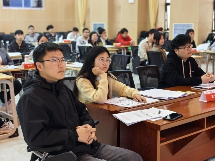 裸聊直播
举办“职涯有你 扬帆助航”实践活动