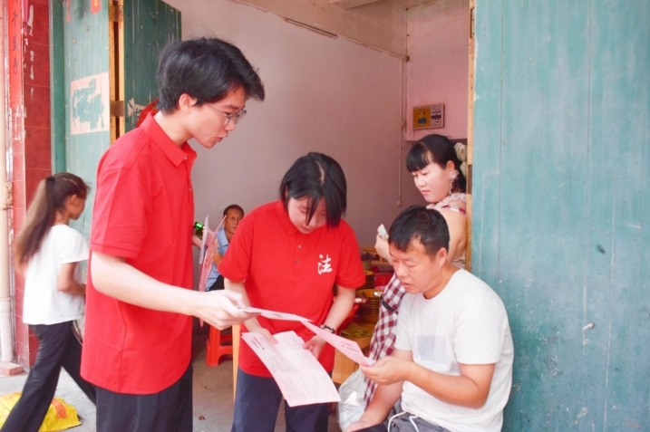 裸聊直播
法学学子接力二十五载“送法下乡”