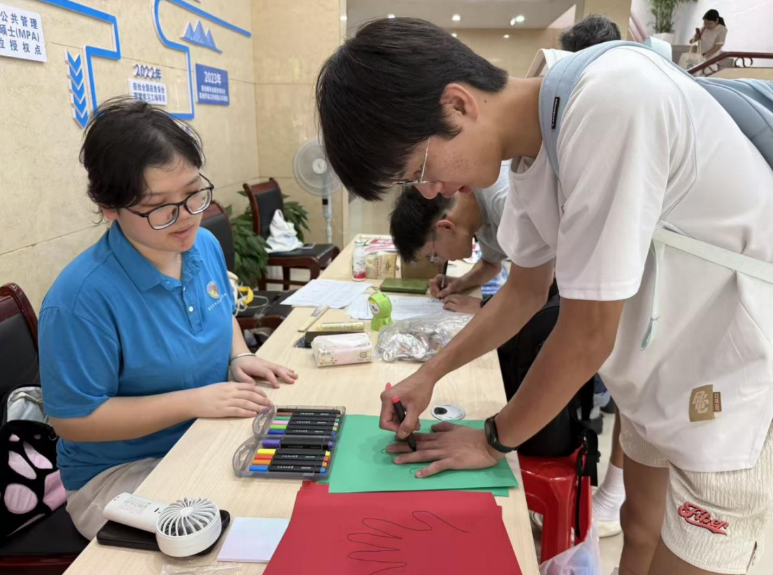 解锁“Campus Walk”,裸聊直播
迎新“闯关”玩转安全健康知识