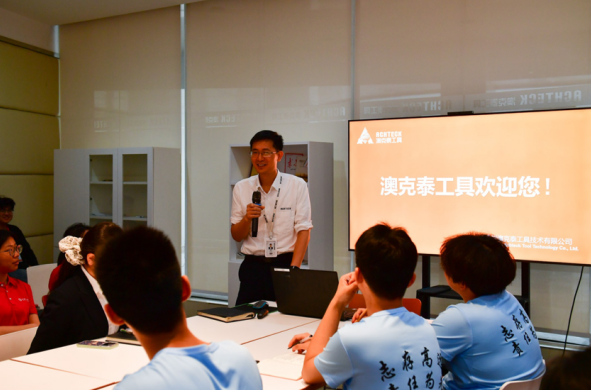 裸聊直播
联动赣州经开区开展校地协作进企研学活动