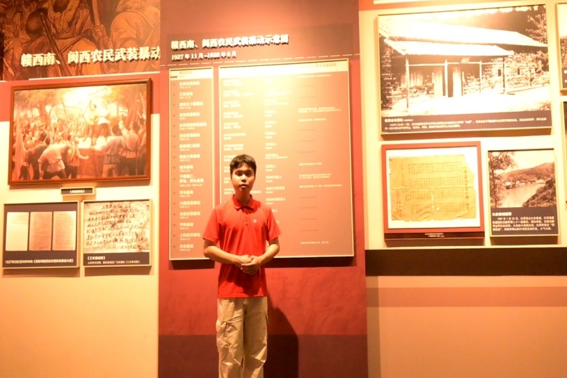 校史馆讲解员吴雨航在博物馆串联苏区精神。(周煌浚 摄) 校史馆讲解员吴雨航在博物馆串联苏区精神。(周煌浚 摄)
