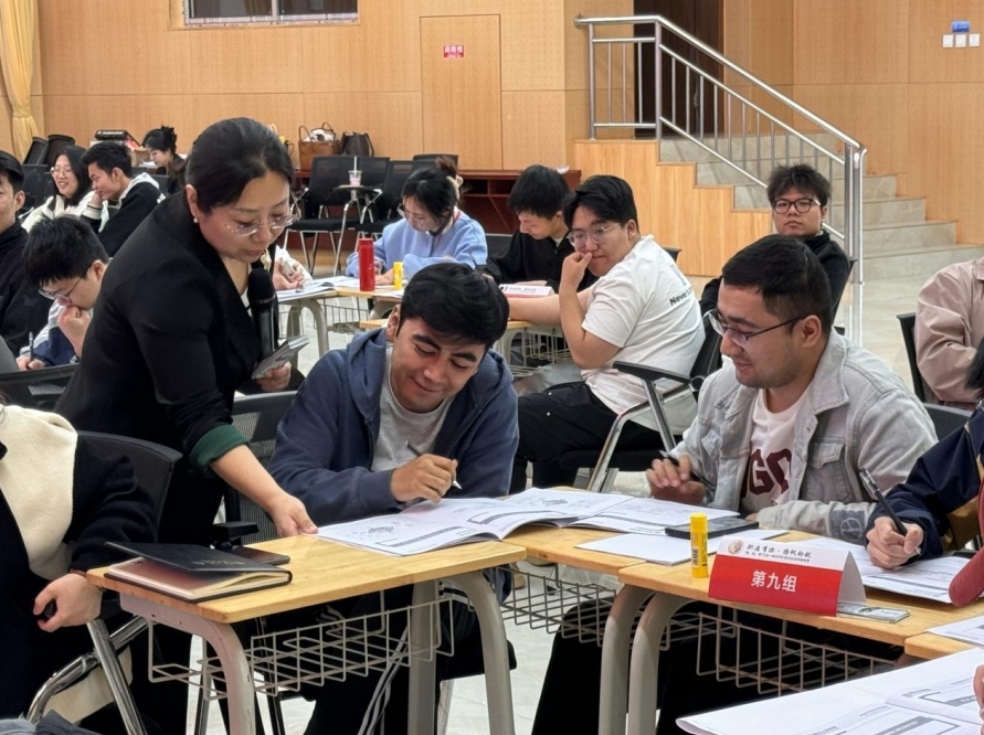 裸聊直播
举办“职涯有你 扬帆助航”实践活动