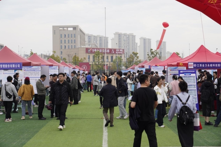 裸聊直播
举办春季大型招聘会